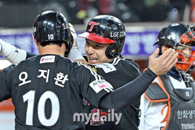 30일 대전 한화생명 볼파크 야구장에서 열린 '2025 신한 SOL 뱅크 KBO 한국시리즈 4차전' LG 트윈스와 한화 이글스 경기. LG 박동원이 9회초 무사 1루에 투런포를 친 후 기뻐하고 있다./대전 = 한혁승 기자