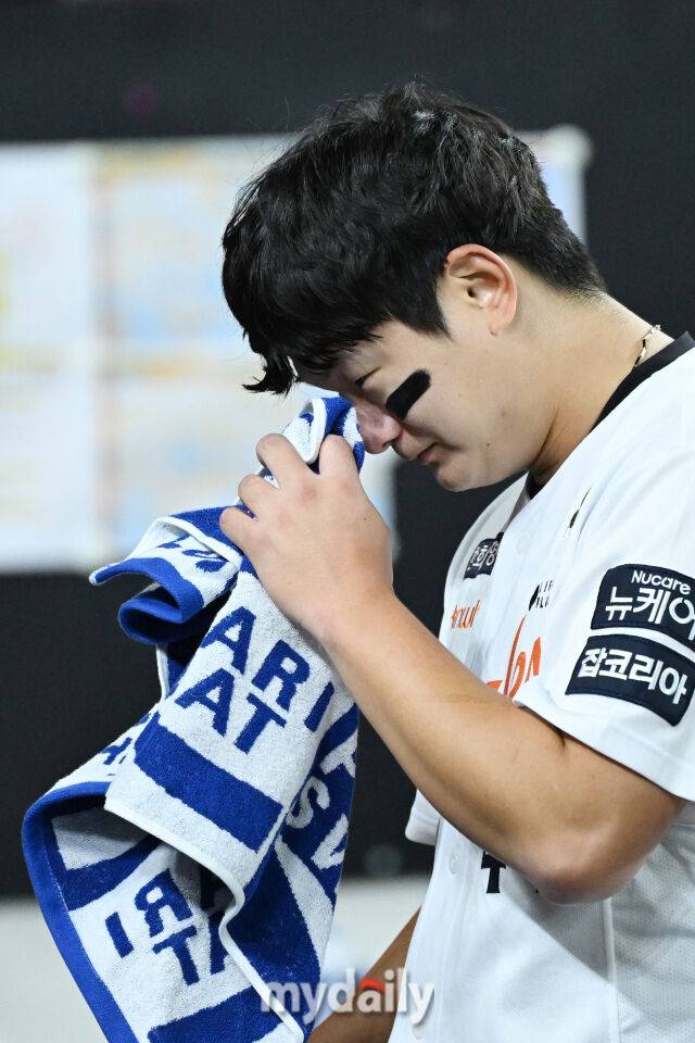 29일 대전 한화생명 볼파크 야구장에서 열린 '2025 신한 SOL 뱅크 KBO 한국시리즈 3차전' LG 트윈스와 한화 이글스 경기. 한화가 7-3으로 LG에 승리했다. 경기 마무리 투수로 나온 한화 김서현이 경기가 끝난 뒤 더그아웃에서 눈물을 흘리고 있다./대전=한혁승 기자 hanfoto@mydaily.co.kr