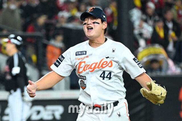 30일 대전 한화생명 볼파크 야구장에서 열린 '2025 신한 SOL 뱅크 KBO 한국시리즈 4차전' LG 트윈스와 한화 이글스 경기. 한화 김서현이 8회초 2사 1-2루에 LG 오스틴을 뜬공으로 처리 후 포효하고 있다./대전 = 한혁승 기자