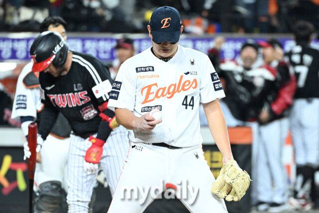 29일 대전 한화생명 볼파크 야구장에서 열린 '2025 신한 SOL 뱅크 KBO 한국시리즈 3차전' LG 트윈스와 한화 이글스 경기. 한화 김서현이 8회초 1사 1-3루에 LG 3루 대주자 최원영에게 폭투로 1실점 했다./대전 = 한혁승 기자