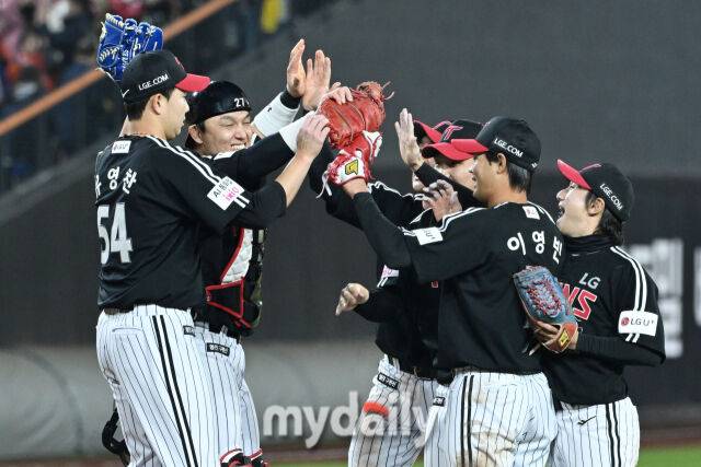 30일 대전 한화생명 볼파크 야구장에서 열린 '2025 신한 SOL 뱅크 KBO 한국시리즈 4차전' LG 트윈스와 한화 이글스 경기.LG가 7-4로 한화에 9회 역전승을 했다. 기뻐하는 LG 선수들./대전=한혁승 기자