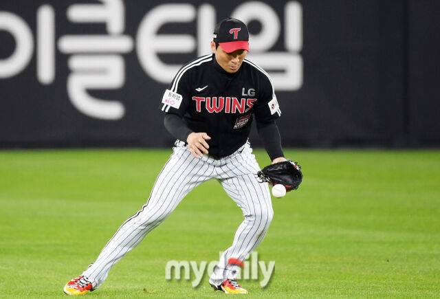 29일 대전 한화생명 볼파크 야구장에서 열린 '2025 신한 SOL 뱅크 KBO 한국시리즈 3차전' LG 트윈스와 한화 이글스 경기.LG 오지환이 2회말 1사 1-2루 한화 이도윤의 타구를 바운드로 잡아 더블 아웃을 시켰다./대전=한혁승 기자