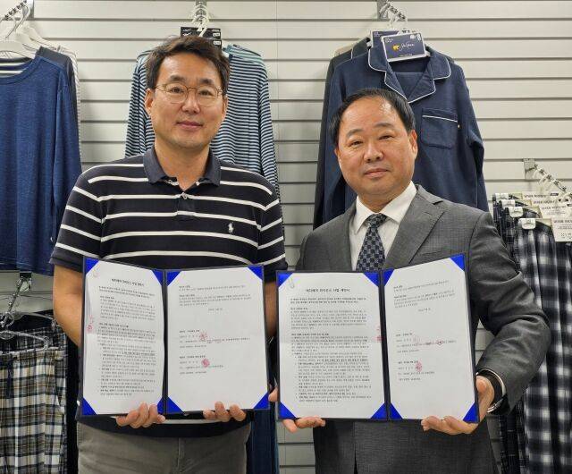김원석 (주)국대 회장(왼쪽)과 박진우 전방글로벌 대표가 테디베어 의류 라이선스 계약을 마친 뒤 기념 촬영을 하고 있다. /(주)국대 제공