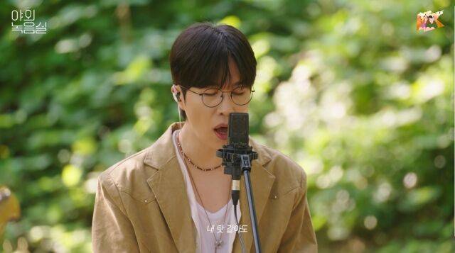 소란이 '사랑한 마음엔 죄가 없다'를 야외에서 라이브로 부르고 있다. / 유튜브 '원더케이 라이브' 야외 녹음실 화면 캡처