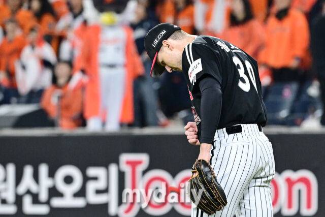 31일 오후 대전 한화생명 볼파크에서 진행된 '2025 신한 SOL Bank KBO 한국시리즈 5차전' LG트윈스-한화 이글스와의 경기. LG 선발 톨허스트가 3회말 무사 1,2루에서 문현빈을 병살토 차리한 뒤 포효하고 있다./대전=한혁승 기자 hanfoto@mydaily.co.kr, 대전=곽경훈 기자 kphoto@mydaily.co.kr