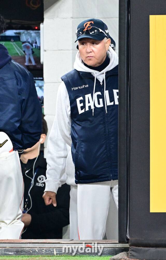 31일 오후 대전 한화생명 볼파크에서 진행된 '2025 신한 SOL Bank KBO 한국시리즈 5차전' LG트윈스-한화 이글스와의 경기. 한화 김경문 감독이 경기를 지켜보고 있다./대전 = 곽경 기자