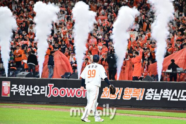 31일 오후 대전 한화생명 볼파크에서 진행된 '2025 신한 SOL Bank KBO 한국시리즈 5차전' LG트윈스-한화 이글스와의 경기.한화 류현진이 8회초 구원등판해 이닝을 무실점으로 막은 뒤 더그아웃으로 향하고 있다. 대전=한혁승 기자 hanfoto@mydaily.co.kr, 대전=곽경훈 기자 kphoto@mydaily.co.kr