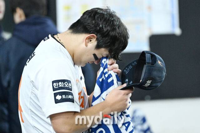 29일 대전 한화생명 볼파크 야구장에서 열린 '2025 신한 SOL 뱅크 KBO 한국시리즈 3차전' LG 트윈스와 한화 이글스 경기. 한화가 7-3으로 LG에 승리했다. 경기 마무리 투수로 나온 한화 김서현이 경기가 끝난 뒤 더그아웃에서 눈물을 흘리고 있다./대전 = 한혁승 기자