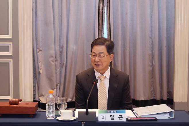 이달곤 동반성장위원장이 31일 서울 여의도 켄싱턴호텔에서 열린 ‘제84차 동반성장위원회’ 회의 직후 기자간담회에서 질의응답을 하고 있다. [동반위 제공]