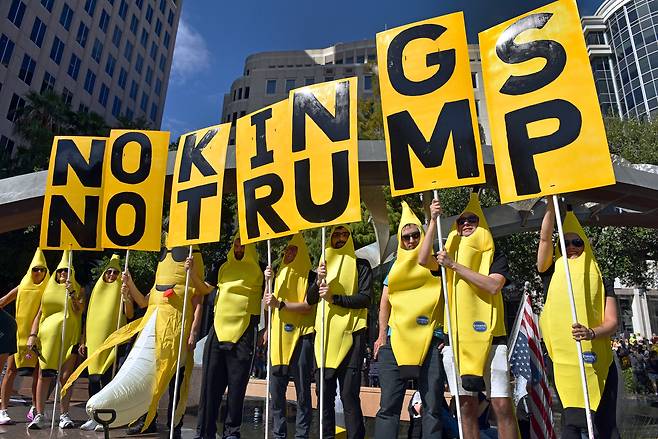 미국 플로리다주 시청 앞에서 도널드 트럼프 행정부 정책에 항의하는 ‘노 킹스(No Kings)’ 시위가 열리고 있다. [UPI]