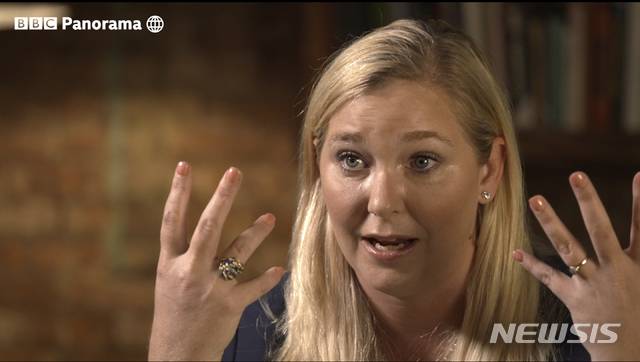 [런던=AP/뉴시스]  미국 여성 버지니아 로버츠 주프레가 지난 2019년 12월 2일 영국 BBC 파노라마 프로그램에서 인터뷰를 하고 있다. 주프레는 자신이 17세였을 때 영국 엘리자베스 2세 여왕의 아들인 앤드루 왕자와 성관계를 강요당한 인신매매 피해자였다고 주장했다.   2025.10.31.