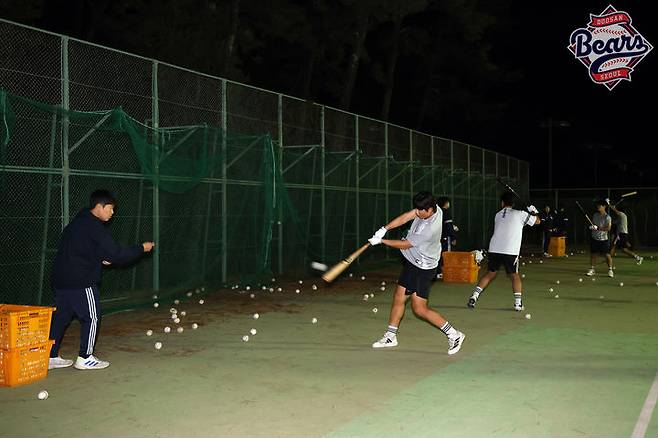 일본 미야자키 마무리캠프에서 야간 훈련하는 두산 선수들. (사진=두산 제공). 2025.10.30.  *재판매 및 DB 금지