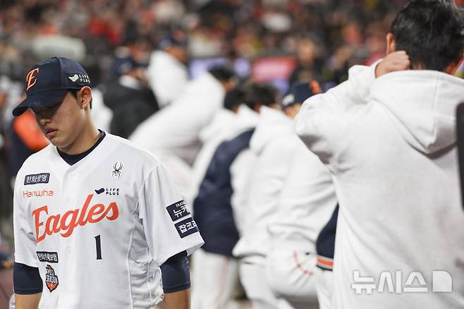[대전=뉴시스] 김근수 기자 = 31일 대전 중구 한화생명볼파크에서 열린 2025 KBO 한국시리즈 5차전 LG 트윈스와 한화 이글스의 경기, 1회초를 마치고 한화 선발 문동주가 마운드를 내려오고 있다. 2025.10.31. ks@newsis.com