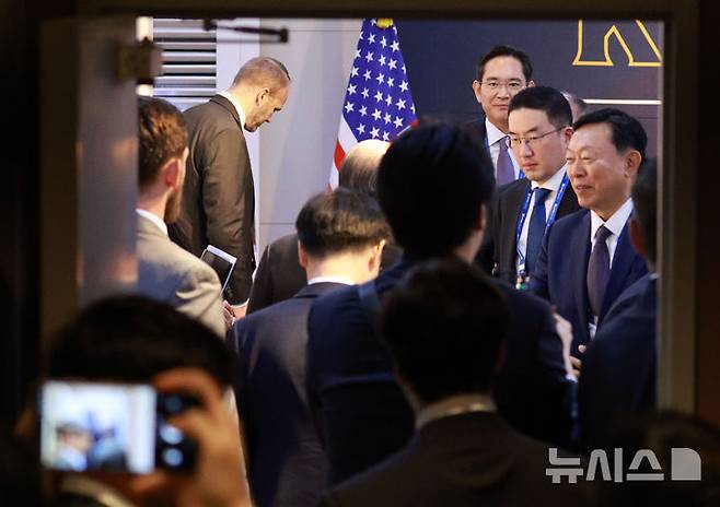 [경주=뉴시스] 추상철 기자 = 신동빈 롯데 회장, 구광모 LG 회장, 이재용 삼성전자 회장이 29일 경북 경주예술의전당에서 열린 한미 비즈니스 라운드 테이블에서 하워드 러트닉 미국 상무장관과 인사를 하고 있다. (공동취재) 2025.10.29. photo@newsis.com