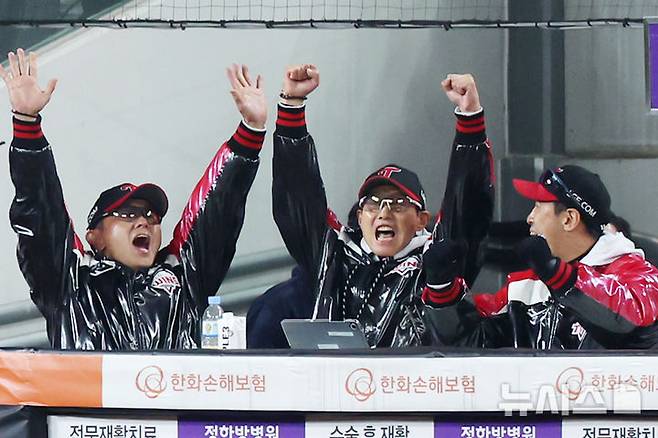 [대전=뉴시스] 조성우 기자 = 31일 대전 중구 한화생명볼파크에서 열린 2025 KBO 한국시리즈 5차전 LG 트윈스와 한화 이글스의 경기에서 4-1로 승리하며 우승을 확정 지은 LG 염경염 감독 등 코칭스태프가 기뻐하고 있다. 2025.10.31. xconfind@newsis.com
