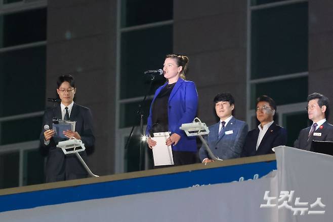 지난 22일 개막식에 참석한 오스트리아 린츠의 아르스 일렉트로니카 페스티벌 크리스틀 바우어 총감독이 시민들에게 인사말을 전하고 있다. 전남CBS