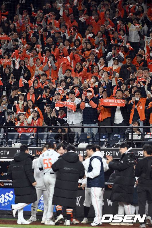 [OSEN=대전, 손용호 기자] 30일 대전 한화생명볼파크에서 2025 신한 SOL Bank KBO리그 포스트시즌 한국시리즈 4차전 한화 이글스와 LG 트윈스의 경기가 열렸다.이날 경기에 한화는 와이스를, LG는 치리노스를 선발투수로 내세웠다. 8회초 2사 와이스가 신민재게게 안타를 맞고 마운드를 내려가고 있다.  2025.10.30/spjj@osen.co.kr