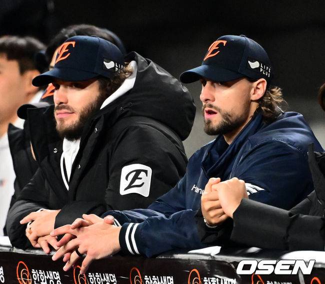 [OSEN=대전, 지형준 기자] 프로야구 LG 트윈스가 9회에만 6점을 올리는 극적인 역전승을 거두고 한국시리즈 승기를 잡았다.LG는 30일 대전 한화생명볼파크에서 열린 2025 신한 SOL뱅크 KBO 한국시리즈 4차전 한화 이글스와의 경기에서 7-4로 승리했다. 이날 승리로 LG는 시리즈 전적 3승 1패를 선점했다. 역대 한국시리즈에서 3승 1패를 선점한 팀이 우승한 확률은 94.4%(17/18)다. LG의 한국시리즈 우승까지는 단 1승이 남았다. 9회말 한화 폰세, 와이스가 경기를 지켜보고 있다. 2025.10.30 /jpnews@osen.co.kr