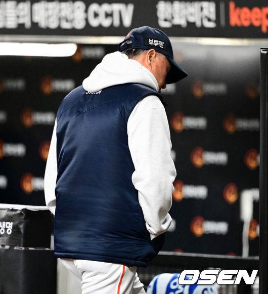 [OSEN=대전, 지형준 기자] 프로야구 LG 트윈스가 9회에만 6점을 올리는 극적인 역전승을 거두고 한국시리즈 승기를 잡았다.LG는 30일 대전 한화생명볼파크에서 열린 2025 신한 SOL뱅크 KBO 한국시리즈 4차전 한화 이글스와의 경기에서 7-4로 승리했다. 이날 승리로 LG는 시리즈 전적 3승 1패를 선점했다. 역대 한국시리즈에서 3승 1패를 선점한 팀이 우승한 확률은 94.4%(17/18)다. LG의 한국시리즈 우승까지는 단 1승이 남았다.&nbsp;한화 김경문 감독이 인터뷰를 마친 뒤  그라운드를 나서고 있다. 2025.10.30 /jpnews@osen.co.kr