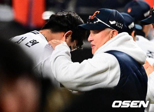 [OSEN=대전, 지형준 기자] 프로야구 한화 이글스가 극적인 역전승으로 반격에 성공했다.&nbsp;한화는 29일 대전 한화생명볼파크에서 열린 2025 신한 SOL뱅크 KBO 한국시리즈 3차전 LG 트윈스와의 경기에서 7-3 역전승을 거뒀다. 1차전과 2차전을 모두 내준 한화는 이날 승리로 시리즈 전적 1승 2패 추격을 시작했다.&nbsp;경기를 마치고 한화 김경문 감독이 김서현과 승리를 기뻐하고 있다. 2025.10.29 /jpnews@osen.co.kr