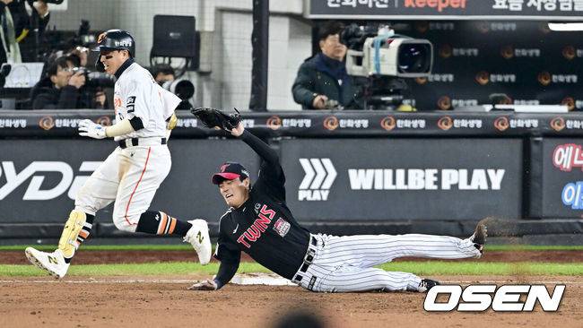 [OSEN=대전, 박준형 기자] 30일 대전 한화생명볼파크에서 2025 신한 SOL Bank KBO리그 포스트시즌 한국시리즈 4차전 한화 이글스와 LG 트윈스의 경기가 열렸다.이날 경기에 한화는 와이스를, LG는 치리노스를 선발투수로 내세웠다. 7회말 1사 1루 한화 손아섭의 내야안타때 천성호 1루수가 문보경 3루수의 실책 송구를 놓치고 있다 .   2025.10.30 / soul1014@osen.co.kr