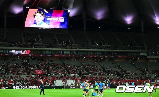 [OSEN=서울월드컵경기장, 지형준 기자]홍명보 감독이 이끄는 대한민국 대표팀과 파라과이의 A매치 평가전이 14일 오후 서울월드컵경기장에서 열렸다.'남미 강호' 파라과이는 지난 10일 일본 원정에서 2-2 무승부를 거두고 온 팀이다. 이번 경기는 홍명보호의 2026 북중미 월드컵 포트 배정을 두고도 중요한 일전이다. 현재 한국은 오스트리아, 호주, 에콰도르와 치열한 포트 2 막차 경쟁을 벌이고 있다.경기 개시 30분 정도 앞둔 시점에 관중석이 절반 가까이 비어 있다. 2025.10.14. /jpnews@osen.co.kr