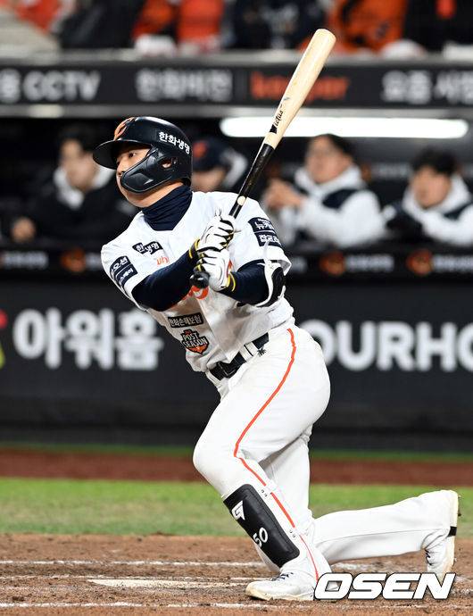 [OSEN=대전, 손용호 기자] 30일 대전 한화생명볼파크에서 2025 신한 SOL Bank KBO리그 포스트시즌 한국시리즈 4차전 한화 이글스와 LG 트윈스의 경기가 열렸다.이날 경기에 한화는 와이스를, LG는 치리노스를 선발투수로 내세웠다.  8회말 1사 이원석이 안타를 치고 있다.  2025.10.30/spjj@osen.co.kr