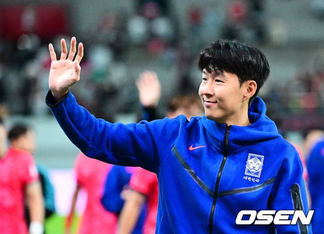 [OSEN=서울월드컵경기장, 지형준 기자] 한국 축구가 안방에서 '남미 강호' 파라과이를 물리치며 사상 최초의 2026 국제축구연맹(FIFA) 북중미 월드컵 포트 2 확보에 청신호를 켰다.한국 축구대표팀은 14일 오후 8시&nbsp;서울월드컵경기장에서 열린 A매치&nbsp;친선 경기에서 파라과이를 2-0으로 제압했다. 지난 10일 일본 원정에서 2-2로 비기고 온 파라과이는 한국에 덜미를 잡히며 10월 아시아 투어를 1무 1패로 마감하게 됐다.경기를 마치고 한국 손흥민이 팬들에게 인사를 하고 있다. 2025.10.14. /jpnews@osen.co.kr