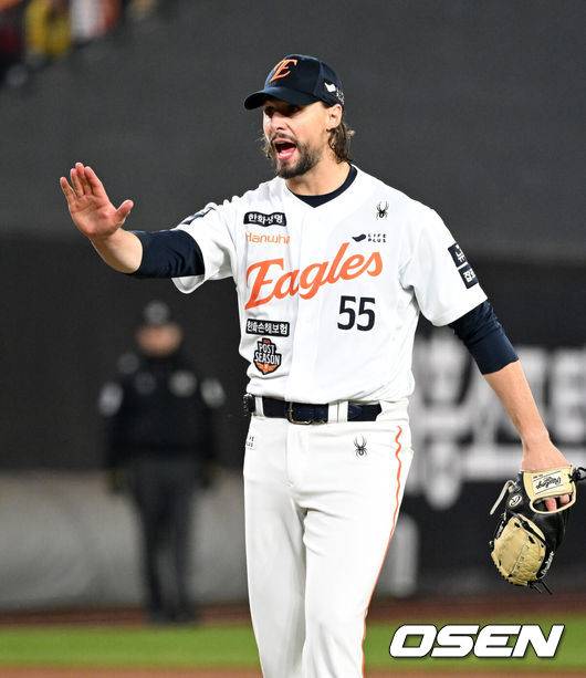 [OSEN=대전, 이대선 기자] 프로야구 LG 트윈스가 9회에만 6점을 올리는 극적인 역전승을 거두고 한국시리즈 승기를 잡았다.LG는 30일 대전 한화생명볼파크에서 열린 2025 신한 SOL뱅크 KBO 한국시리즈 4차전 한화 이글스와의 경기에서 7-4로 승리했다. 이날 승리로 LG는 시리즈 전적 3승 1패를 선점했다. 역대 한국시리즈에서 3승 1패를 선점한 팀이 우승한 확률은 94.4%(17/18)다. LG의 한국시리즈 우승까지는 단 1승이 남았다.8회초 2사에서 한화 와이스가 더그아웃으을 향해 투수 교체를 거부하고 있다. 2025.10.30 /sunday@osen.co.kr