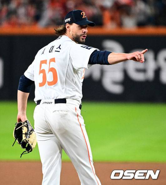 [OSEN=대전, 지형준 기자] 30일 대전 한화생명볼파크에서 2025 신한 SOL Bank KBO리그 포스트시즌 한국시리즈 4차전 한화 이글스와 LG 트윈스의 경기가 열렸다.이날 경기에 한화는 와이스를, LG는 치리노스를 선발투수로 내세웠다. 8회초 2사에서 한화 와이스가 한 타자 더 상대하겠다는 사인을 보내고 있다. 2025.10.30 / jpnews@osen.co.kr