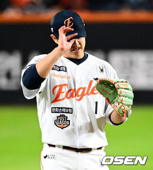 [OSEN=대전, 지형준 기자] 31일 대전 한화생명볼파크에서 2025 신한 SOL Bank KBO리그 포스트시즌 한국시리즈 5차전 한화 이글스와 LG 트윈스의 경기가 열렸다.이날 경기에 한화는 문동주를, LG는 톨허스트를 선발투수로 내세웠다. 1회초 2사 1루에서 한화 문동주가 LG 오지환을 상대하며 볼 판정에 아쉬워하고 있다. 2025.10.31 /jpnews@osen.co.kr