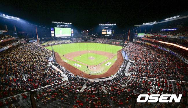 [OSEN=대전, 박준형 기자] 31일 대전 한화생명볼파크에서 2025 신한 SOL Bank KBO리그 포스트시즌 한국시리즈 5차전 한화 이글스와 LG 트윈스의 경기가 열렸다.이날 경기에 한화는 문동주를, LG는 톨허스트를 선발투수로 내세웠다. 한국시리즈 5차전 가득 메운 야구팬들.. 2025.10.31 / soul1014@osen.co.kr