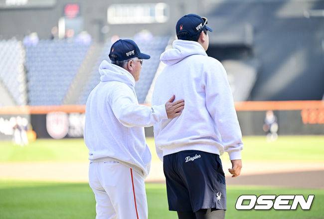 [OSEN=대전, 박준형 기자] 31일 대전 한화생명볼파크에서 2025 신한 SOL Bank KBO리그 포스트시즌 한국시리즈 4차전 한화 이글스와 LG 트윈스의 경기가 열렸다.이날 경기에 한화는 문동주를, LG는 톨허스트를 선발투수로 내세웠다. 경기에 앞서 한화 김경문 감독이 김서현을 다독이고 있다.   2025.10.31 / soul1014@osen.co.kr