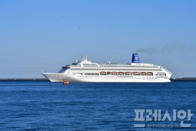 ▲(사진)은 지난 28일 APEC 회의 기간 동안 글로벌 CEO 들의 숙소로 사용할 크루즈선이 경북 포항 영일만항에 입항하고 있다.ⓒ프레시안(오주호 기자)