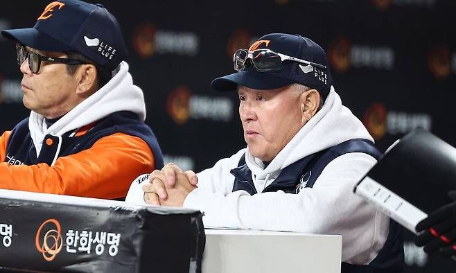 30일 대전 한화생명볼파크에서 열린 프로야구 2025 신한 SOL뱅크 KBO 포스트시즌 한국시리즈 4차전 LG 트윈스와 한화 이글스의 경기, 한화 김경문 감독이 경기를 지켜보고 있다. 뉴스1