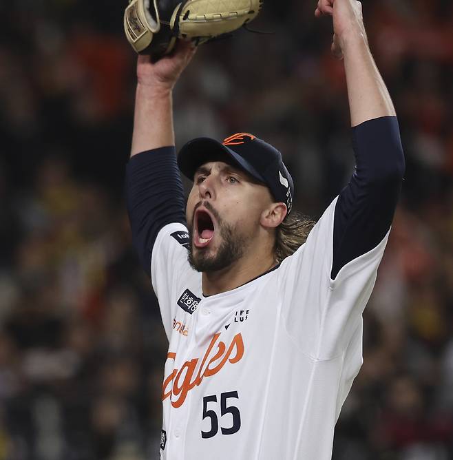 30일 대전 중구 한화생명볼파크에서 열린 2025 KBO 한국시리즈 4차전 LG 트윈스와 한화 이글스의 경기, 8회초 한화 선발 와이스가 마운드를 내려오며 포효하고 있다. 뉴시스