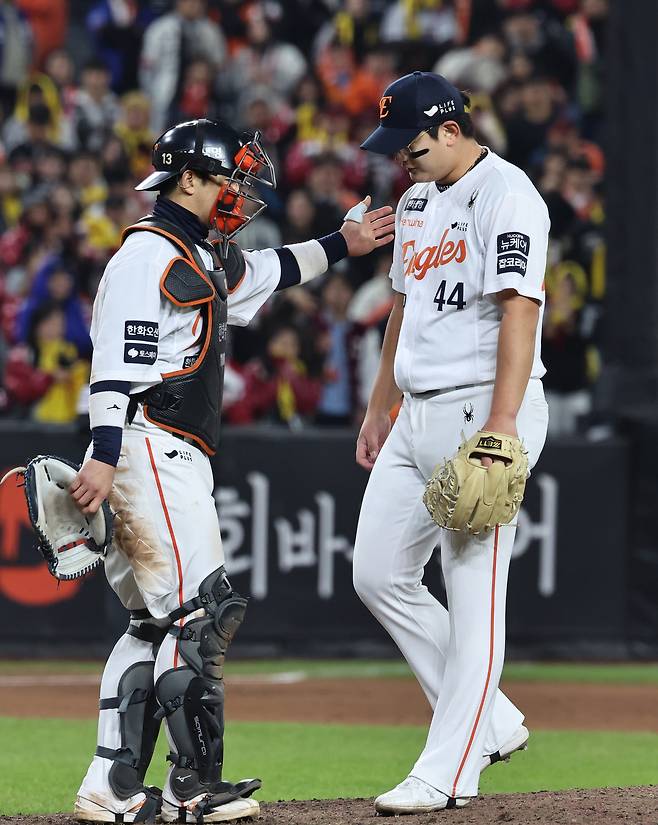 30일 대전 한화생명볼파크에서 열린 프로야구 2025 신한 SOL뱅크 KBO 포스트시즌 한국시리즈 4차전 LG 트윈스와 한화 이글스의 경기, 한화 김서현이 9회초 1사 1루 상황에서 교체되고 있다. 뉴스1