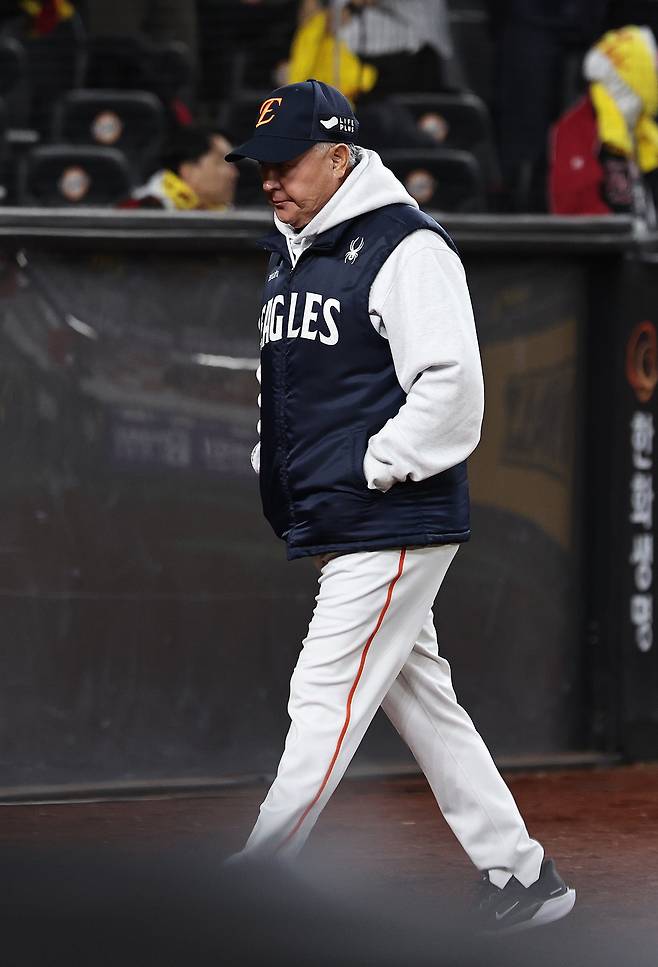 30일 대전 한화생명볼파크에서 열린 프로야구 2025 신한 SOL뱅크 KBO 포스트시즌 한국시리즈 4차전 LG 트윈스와 한화 이글스의 경기, LG에 7-4 역전패한 한화 김경문 감독이 그라운드를 나서고 있다. 뉴스1