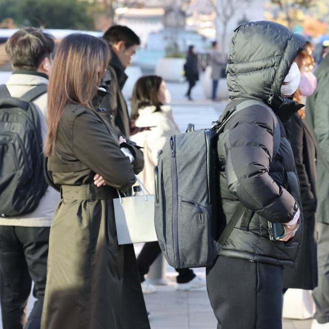 올가을 들어 가장 추운 날씨를 보인 28일 오전 서울 종로구 광화문네거리에서 두터운 외투를 입은 출근길 시민들이 발걸음을 옮기고 있다. 뉴스1