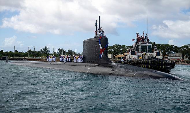 미 해군 버지니아급 핵추진잠수함 미네소타함이 괌 해군 기지에 입항하고 있다. 세계일보 자료사진