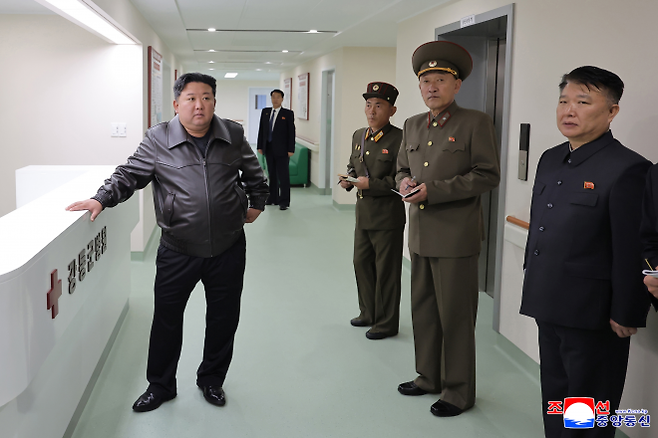 김정은 북한 국무위원장이 지난 30일 완공 단계에 이른 강동군병원 건설현장을 돌아봤다고 조선중앙통신이 31일 보도했다. 2025.10.31 평양 조선중앙통신 연합뉴스