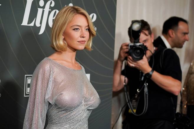 시드니 스위니가 29일(현지시간) 미국 캘리포니아주 비벌리힐스호텔에서 열린 ‘버라이어티 파워 오브 위민: 로스앤젤레스’ 행사에 참석하고 있다. AP 연합뉴스