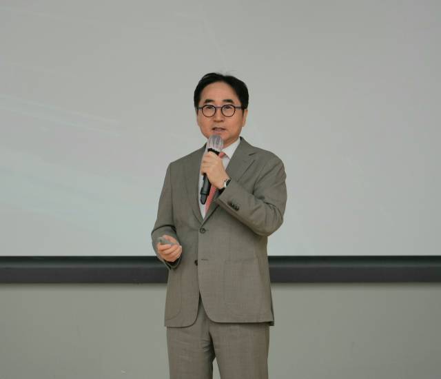 장덕현 삼성전기 대표이사 사장이 31일 부산사업장에서 열린 창립 52주년 기념식에서 발언하고 있다.사진=삼성전기