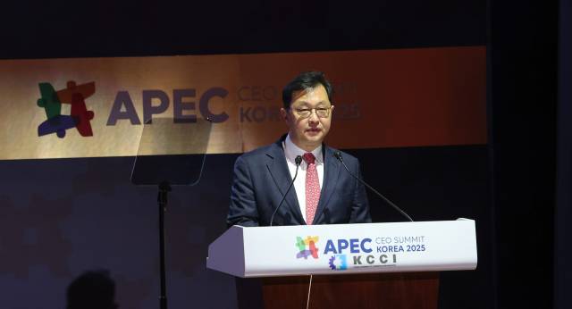 최재원 SK그룹 수석부회장이 31일 경북 경주 예술의전당에서 ‘아시아 태평양 LNG 협력’을 주제로 열린 아시아태평양경제협력체(APEC) 최고경영자(CEO) 서밋에서 환영사를 하고 있다. 연합뉴스