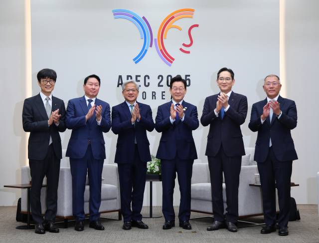 이재명 대통령이 31일 APEC 정상회의장인 경주화백컨벤션센터에서 젠슨 황 엔비디아 최고경영자 접견에 앞서 국내 기업 대표들과 함께 기념촬영을 하고 있다. 왼쪽부터 이해진 네이버 이사회 의장, 최태원 SK그룹 회장, 젠슨 황, 이재명 대통령, 이재용 삼성전자 회장, 정의선 현대차그룹 회장. 연합뉴스