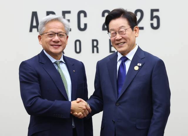 이재명 대통령과 젠슨 황 엔비디아 최고경영자가 31일 APEC 정상회의장인 경북 경주 화백컨벤션센터에서 면담 전 악수하고 있다. 연합뉴스