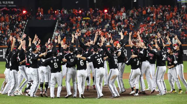 31일 대전 한화생명 볼파크에서 열린 2025 신한 SOL뱅크 KBO 한국시리즈(KS·7전 4선승제) 5차전에서 한화 이글스를 4-1로 제압하고 통합 우승을 차지한 LG 선수들이 그라운드에 모여 환호하고 있다.뉴스1