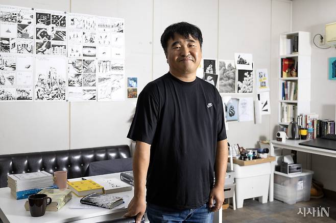 10월13일 부천 작업실에서 만난 박건웅 작가. ⓒ시사IN 박미소