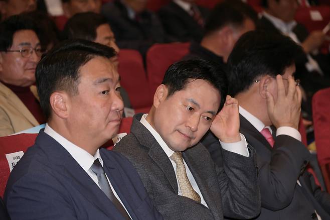 10월27일 서울 여의도 국회에서 열린 국민의힘 전국 광역의원 연수에서 장동혁 국민의힘 대표(가운데)가 생각에 잠겨있다. ⓒ연합뉴스