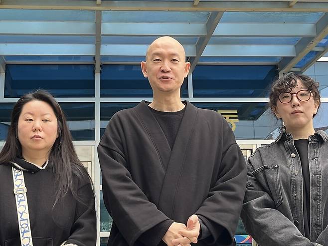 의료인 자격 없이 문신 시술을 한 혐의로 1심서 벌금형을 선고받은 김도윤&nbsp;타투유니온 지회장(가운데)이 31일 서울북부지방법원에서 열린 항소심 결심공판을 마친 뒤 취재진에게 입장을 밝히고 있다. ⓒ연합뉴스